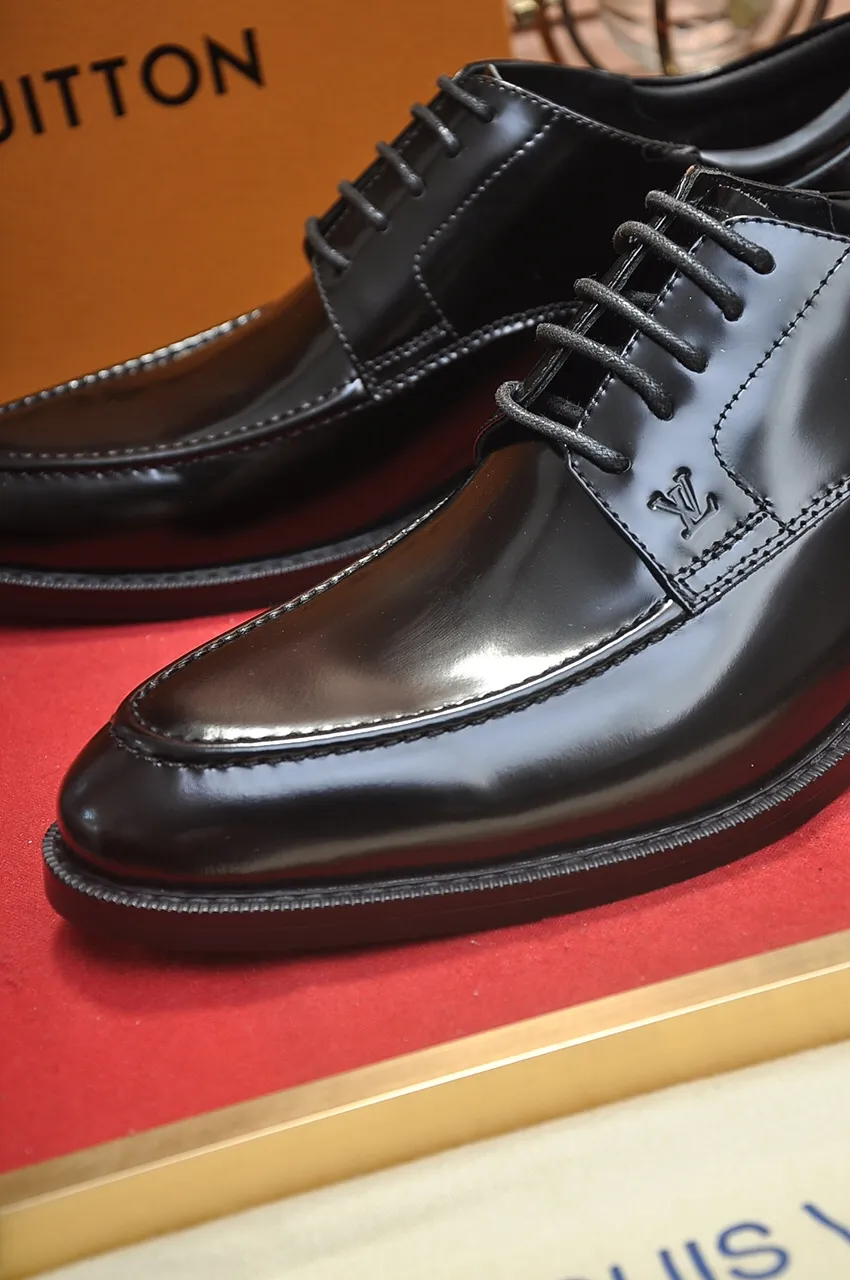 Men's men's shoes 💰520💶 [LV] (original single cowhide lining) 🍀LV's latest genuine leather business suit shoes are launched simultaneously on the official website. The first-layer cowhide imported from Italy is made of heavy gold, 💥official website 1:1 rubber outsole. Versatile to wear, high-end without losing class, and the color combination is extraordinary. This four-season style is alluring when worn on your feet, showing off your big-name flair. Standard code 38-45 (45 customized)
